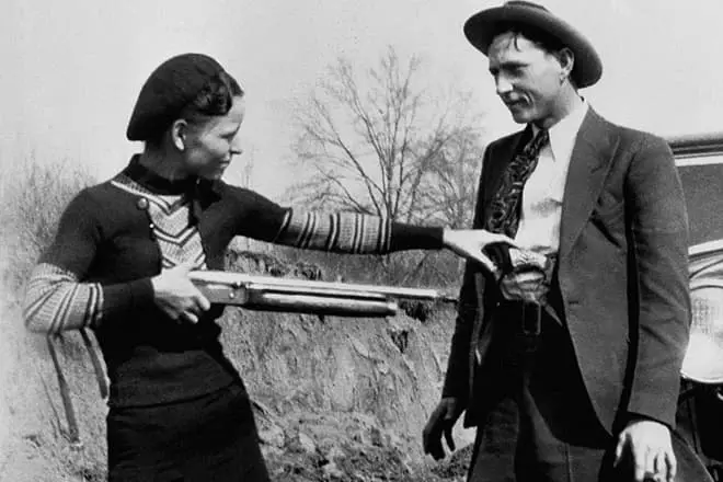 Bonnie y Clyde tren con un rifle.