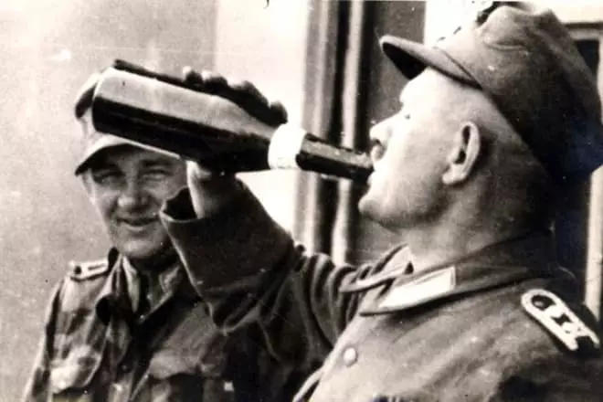 SS αξιωματικός Karl Franzel (Αριστερά)