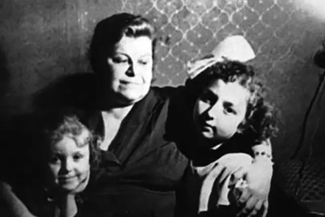 Vera Panova avec petits-enfants