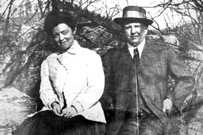 א. הנרי ואשתו השנייה שרה