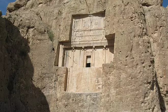 Den estimerte graven til Xerxes I i klippene i nakke-rustam