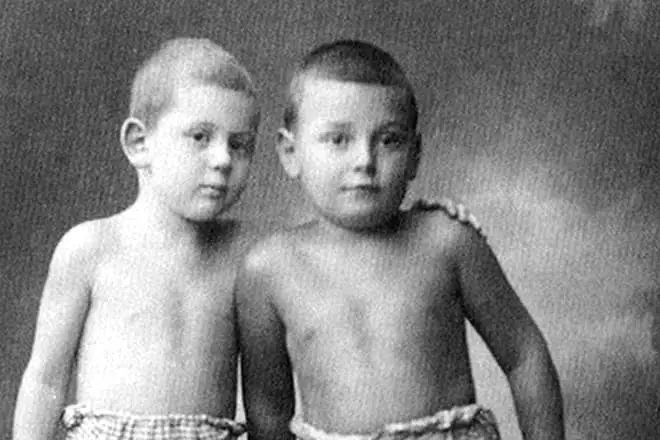Vasily Stalin og Artem Sergeev i barndommen