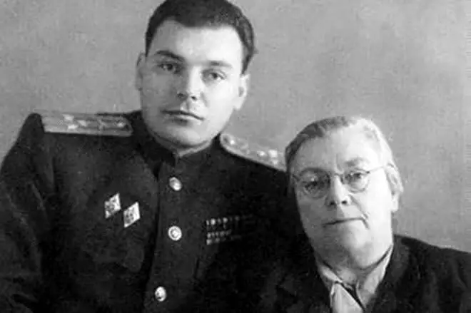 Artem Sergeev og hans mor Elizaveta Repelskaya