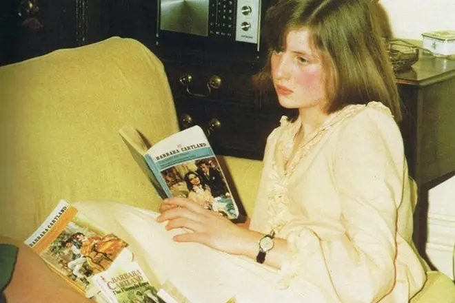 A princesa Diana le o libro de Barbara CARDLAND