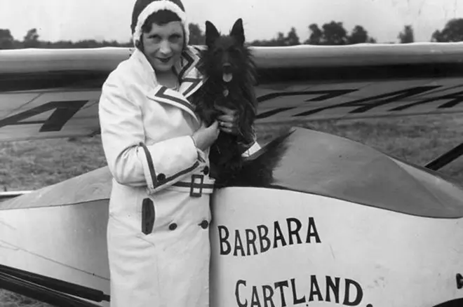 Barbara Cartland na glider yake