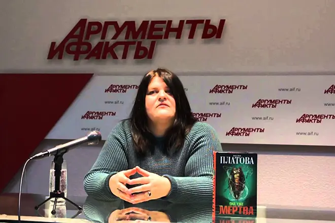 Victoria Plandov en la presentación de su libro.