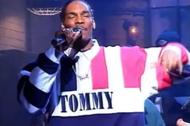 Snoop Dogg in 'n trui van Tommy Hilfiger