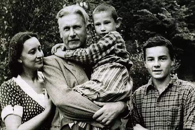 Aleksandar Fadeev sa porodicom