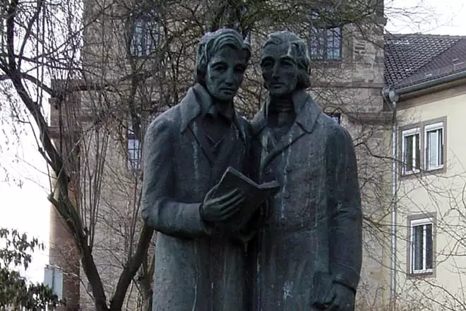 Monumentti Brothers Grimmissa Castellissa