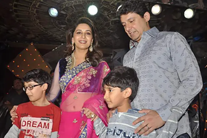Madhuri Dikes perheen kanssa