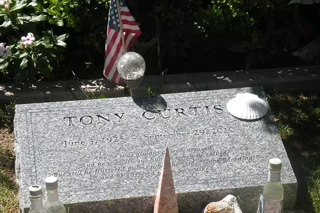 Tony Curtis Grave