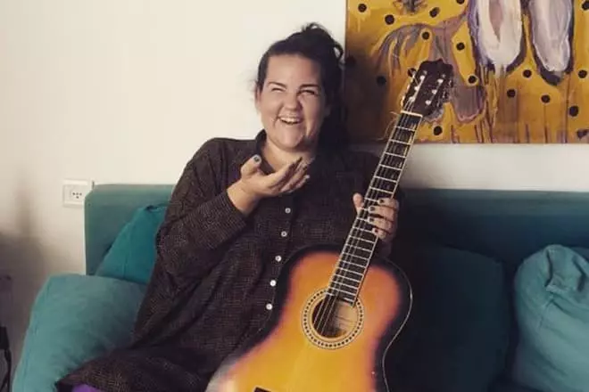 Netta Barzilai nganggo gitar