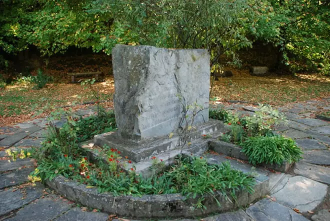 Steen op de site van crematie Nikolai Roerich