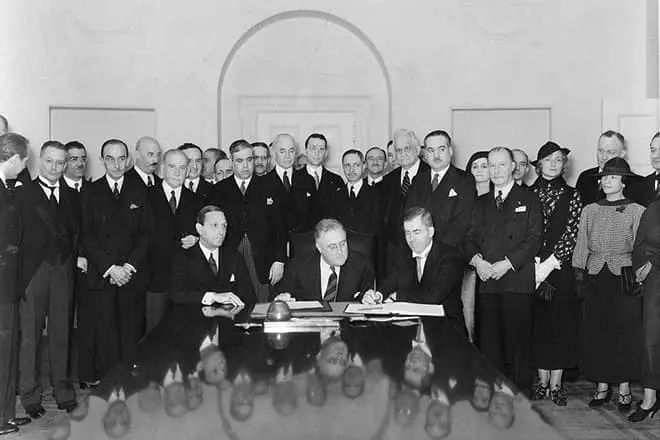 Signing Roerich Covenant 15 April, 1935