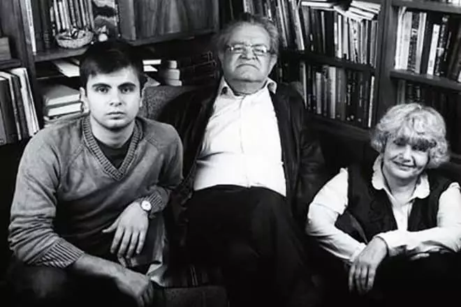 Fazil Iskander with son and wife