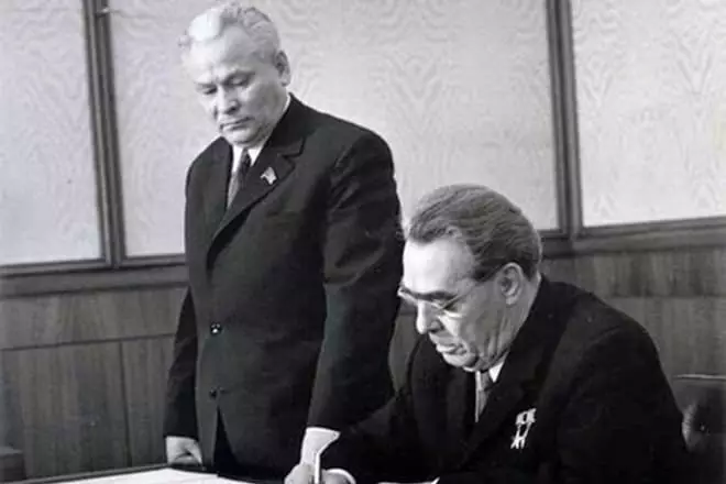 Konstantin Chernenko agus Leonid Brezhnev