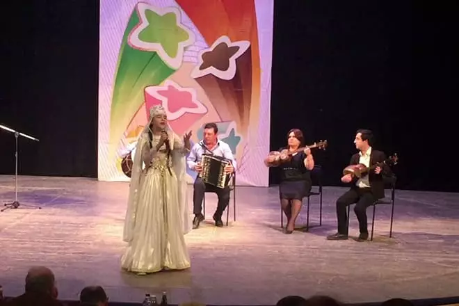 Elvira Yakhyaev på scenen