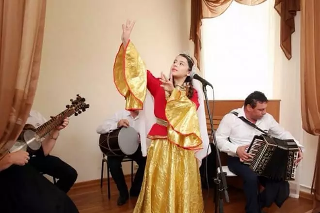 Elvira Yakhyaeva houdt van folkliedjes