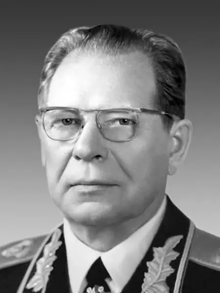 Dmitry Ustinov - Biografi, Foto, Kehidupan Pribadi, Menteri Pertahanan Uni Soviet
