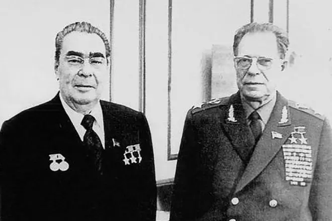 Leonid Brezhnev en Dmitry Ustinov
