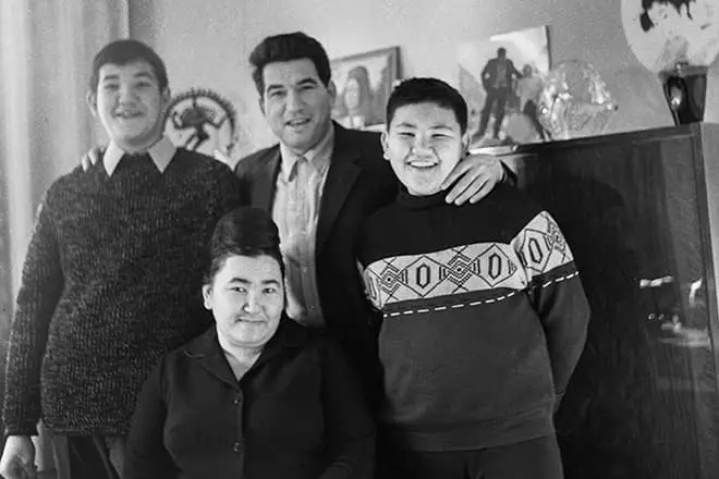 Genghiz Aitmatov با همسر Kerez، پسران Sanzharom و Askar