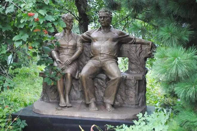 Monument a kan kabarin Viktor Astafieva
