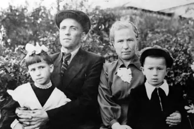 Вицтор Астафиев и његова супруга и деца