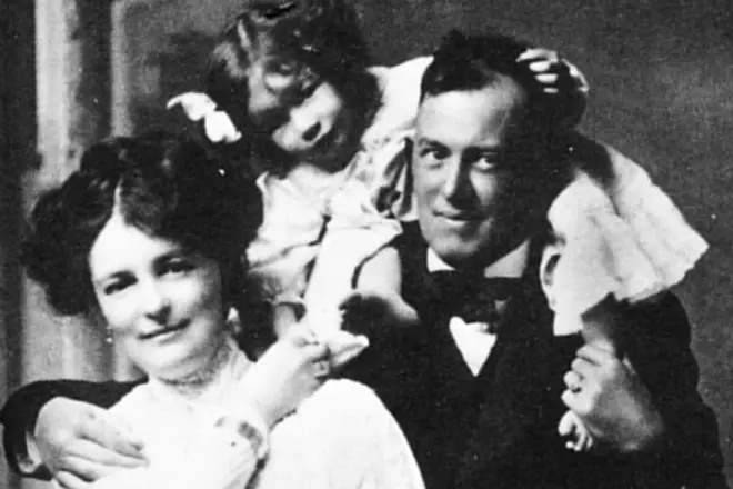 Alistaire Crowley i la seva esposa Rosa Edith Kelly amb la seva filla Lola