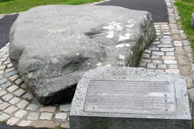 אבן על קברו של פטריק הקדוש