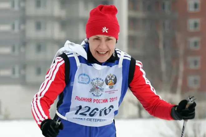El amor Egorova participa en las carreras de esquí.