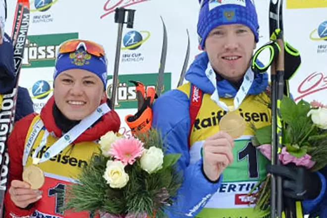 Christina hält und Alexey Volkov