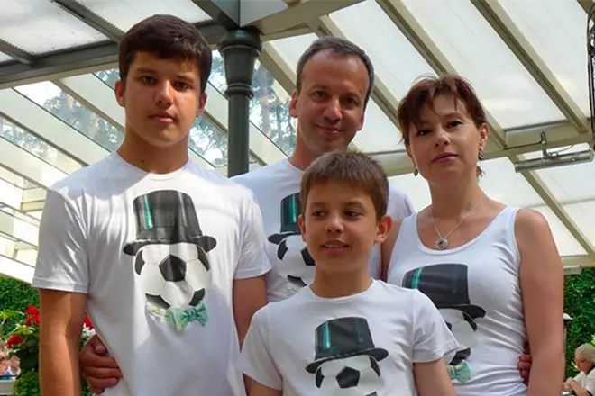 Зумда Рустамова со нејзиниот сопруг и деца