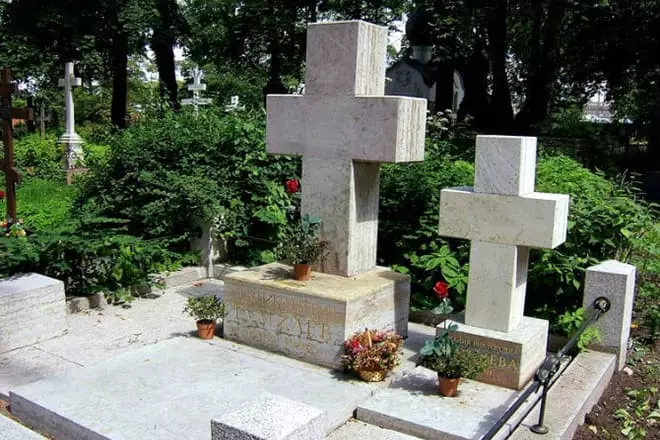 Gräber von Leo Gumilyov und seiner Frau
