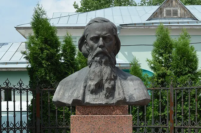 Monument lil Mikhail Saltykov-ġeneruż f'Ryazan