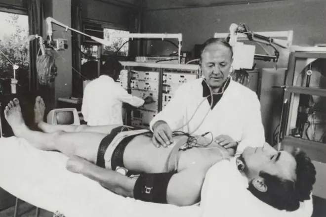 Doctor Yuri Senkevich in het laboratorium