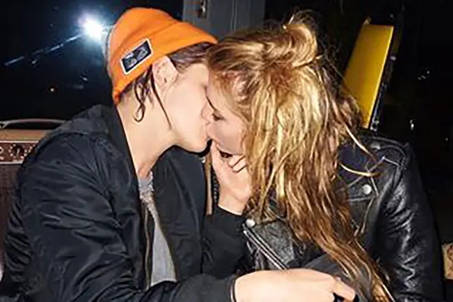 Öpücük Stella Maxwell ve Kristen Stewart