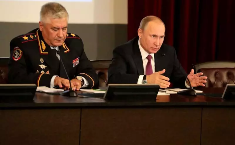 Vladimir Kolokoltsev en Vladimir Poetin op een uitgebreide vergadering van het Collegium van het Ministerie van Binnenlandse Zaken van Rusland