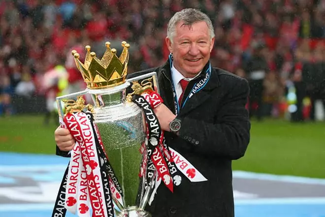 Treinador Manchester United Alex Ferguson com o Taça do Campeonato Inglês