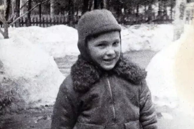 Julian Semenov në fëmijëri
