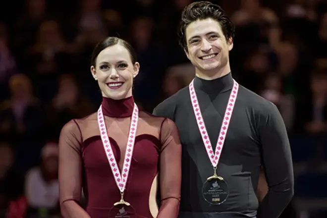 Tessa Turn dan Scott Moin dengan Medali