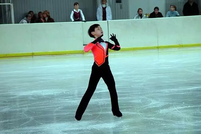 Jonge figuur skater Denis tien
