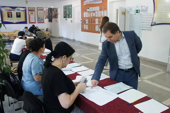 Rayaudin Yusufov di stesen pengundian