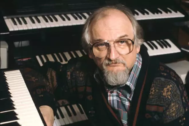 Генадиј Гладков за пијано