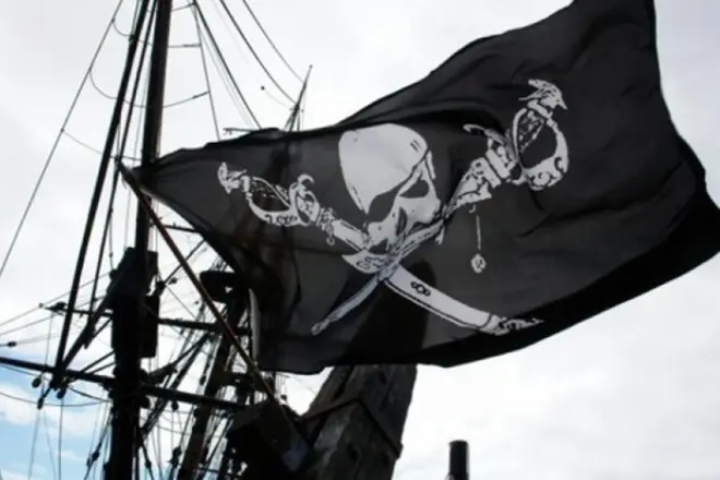 マストの海賊の旗