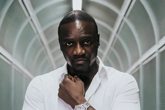 說唱歌者Akon。