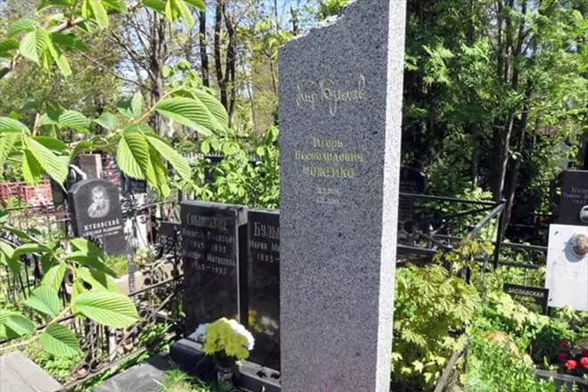 Grave Kira Bulychev.