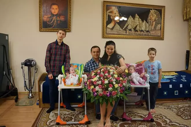 Roman Khudyakov dengan keluarga