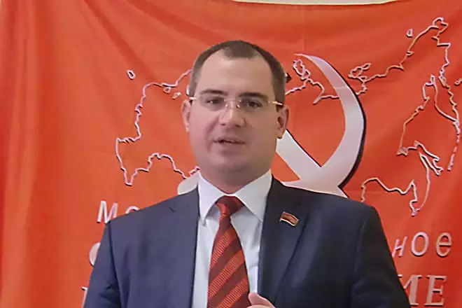 Comunista Maxim Surajkin.