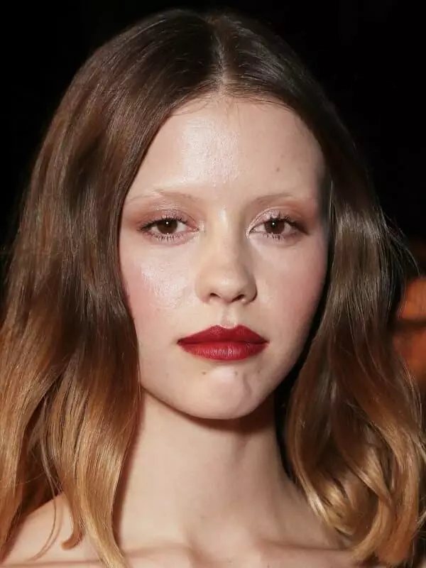 Mia Goth - Foto, tarjimai hol, shaxsiy hayot, yangiliklar, aktrisa 2021