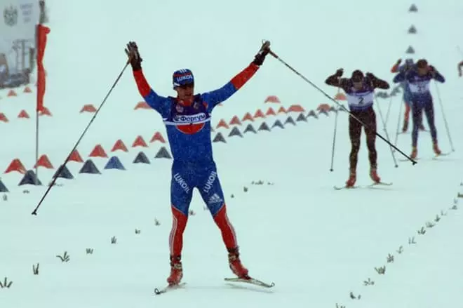 מקסים אליגור זוכה באליפות רוסיה ב- Skiathlon